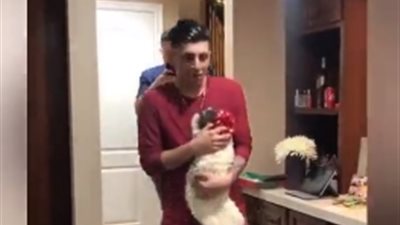 رد فعل فتاة حصلت على كلب في عيد الميلاد (فيديو)