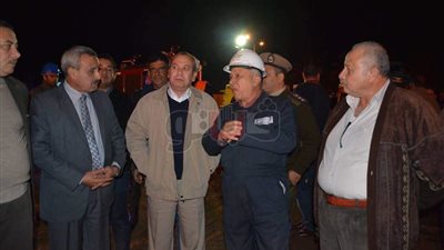 محافظ دمياط يصل موقع حريق الميناء بعد تجدد اندلاع النيران