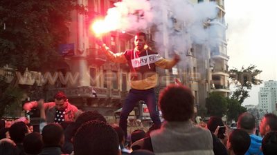 بالفيديو والصور.. 6 إبريل يشعلون الشماريخ احتجاجا على البراءة بـ 