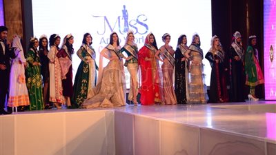 سقوط متسابقة بحفل ملكة جمال العرب من على خشبة المسرح