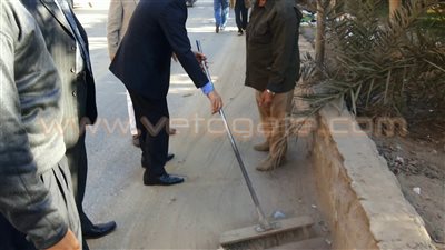 بالفيديو والصور.. محافظ الشرقية ينظف شوارع الزقازيق