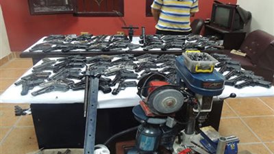 مسجل خطر يحول مسكنه لورشة تصنيع أسلحة نارية بالفيوم