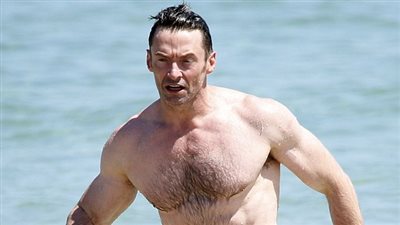 بالصور.. «هيو جاكمان» يستعرض عضلاته على شواطئ أستراليا