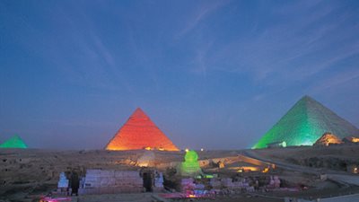 «الآثار»: إضاءة الأهرامات باللون الأخضر يعكس اهتمامنا بتغيرات المناخ