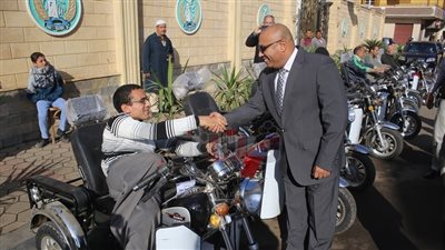 محافظ المنوفية يسلم 9 دراجات بخارية لذوي الاحتياجات الخاصة