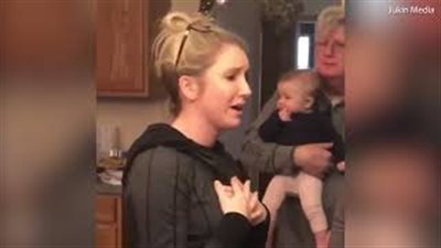 شاب يستخدم لعبة مع الأسرة لطلب يد حبيبته (فيديو وصور)