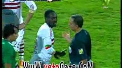 بالفيديو.. «كوفي» يحصل على طرد بعد تعديه بالضرب على مدافع المصري