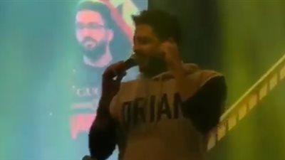 حماقي يوجه رسالة لزوجته في حفله بالقرية العالمية بدبي (فيديو)