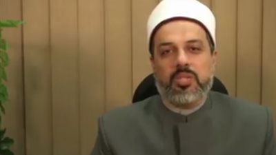 الإفتاء: يجوز للمرأة قراءة القرآن بدون حجاب (فيديو)