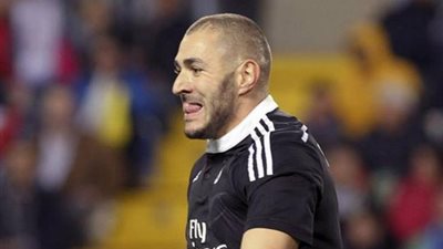 «بنزيمة» يتقدم بهدف لريـال مدريد على ملقا في الشوط الأول