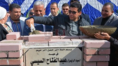 وزير الرياضة ومحافظ السويس يضعان حجر أساس بيت الشباب (صور)