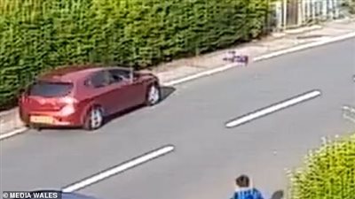 سائق يطيح بصبي على الطريق بسيارته ويفر هاربا (فيديو وصور)