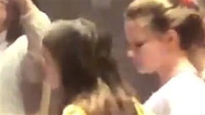 امرأة ترصد فتاة ترقص «ماكارينا» خلال الصلاة بكنيسة أمريكية (فيديو وصور)