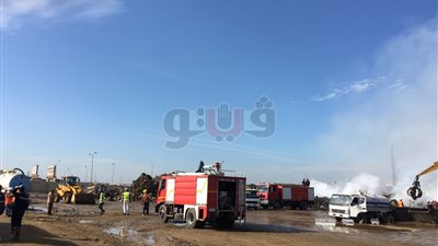 إخماد حريق استمر 24 ساعة بساحة خردة في ميناء دمياط (صور)