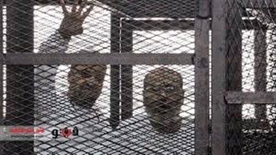 قيادات الإخوان يشيرون بعلامة «رابعة» أثناء محاكمتهم في قضية «قليوب»