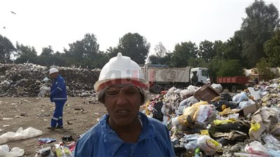 عمال نظافة قنا يشتكون من عدم صرف بدل المخاطر ويطالبون بالتثبيت (فيديو)