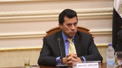 وزير الرياضة يتواصل مع محافظ بورسعيد لحل أزمة استقالة مجلس المصري