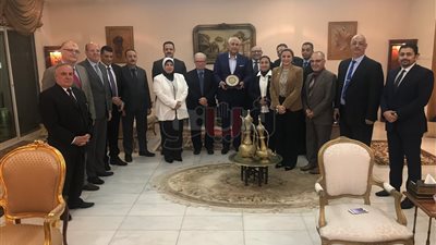 رئيس جامعة عين شمس يكرم السفير المصري لدى سلطنة عمان