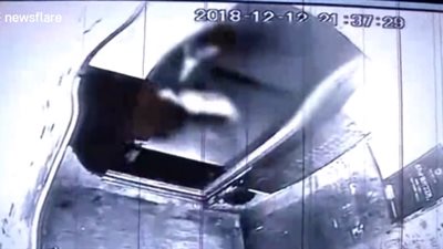 تصرف مقزز لامرأة داخل المصعد (فيديو)