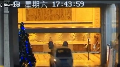 لحظة اقتحام حافلة فندق ونجاة موظف الاستقبال (فيديو)