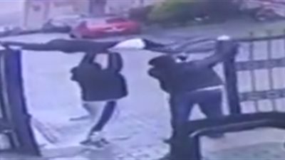 موقف طريف لصبي حاول تسلق بوابة حديدية (فيديو)