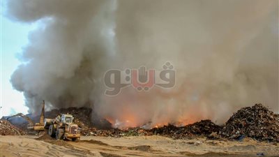 رئيس ميناء دمياط: حريق مخزن الخردة لم يضر بالممتلكات (صور)