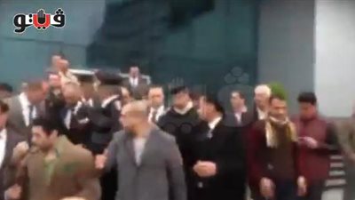 بالفيديو.. بيليه يخرج من مطار القاهرة وسط تزاحم جماهيرى