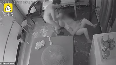 لحظة اعتداء امرأة على مسنة مقعدة ترعاها (فيديو وصور)