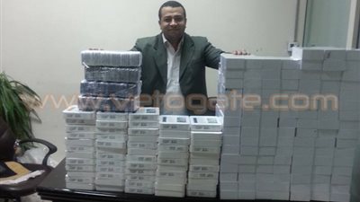 بالصور.. إحباط محاولة لتهريب هواتف محمولة بـ 2 مليون جنيه في مطار سوهاج