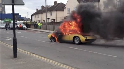 بالصور..اندلاع النيران بالسيارة «لامبورجينى»