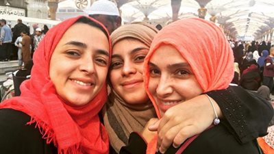 روجينا تؤدي مناسك العمرة برفقة بناتها (صورة)