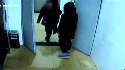 فشل لص في سرقة مبلغ ضخم من سيدة (فيديو)