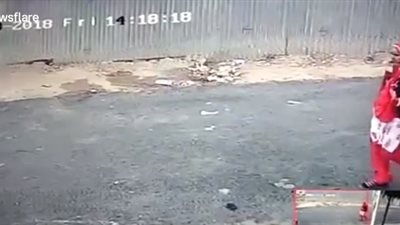 لص يتسبب في سقوط مروع لامرأة وطفلتها لسرقة قلادتها (فيديو)