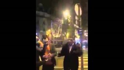 بالفيديو.. مصريون أمام قسم شرطة في باريس لمساندة أحمد موسى