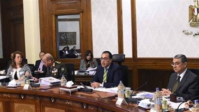 «أزمة الألف مليار».. مديونيات الوزارات تتجاوز «التريليون».. وقطاع الأعمال يتخلص من الأصول للسداد.. الكهرباء تهدد بقطع التيار عن المترو.. و35 مليارا ديون المالية لـ«التضامن