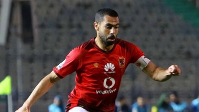 أحمد فتحي يخرج مصابا خلال لقاء الأهلي والداخلية