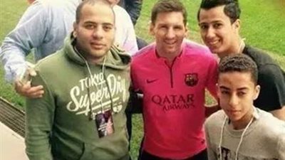 عمرو جمال يلتقط صورة مع «ميسي»