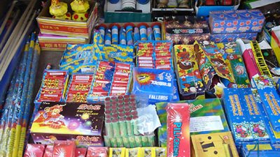 ضبط 1000 صاروخ وبمبة بحوزة تاجر بشبرا الخيمة