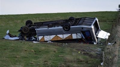 مقتل شخص وإصابة 23 إثر انقلاب حافلة على الحدود الإسكتلندية