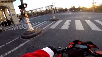 «بابا نويل» يطارد سيارة بعد صدمها أحد المارة (فيديو)