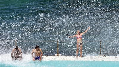 الأستراليون يهربون من الطقس الحار إلى الشواطئ (صور)