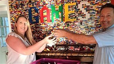 زوجان يبنيان حائطا كاملا من الليجو في 10 أشهر (صور)