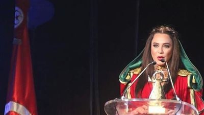 سلاف فواخرجي تتألق بالقفطان التونسي بمهرجان صفاقس (صور)