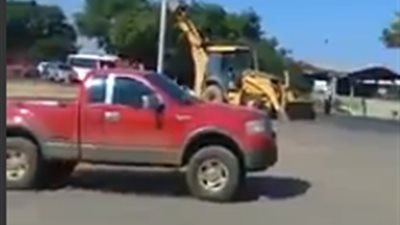 بالفيديو.. لحظة مقتل سائق بعد سقوط عمود إنارة على سطح سيارته