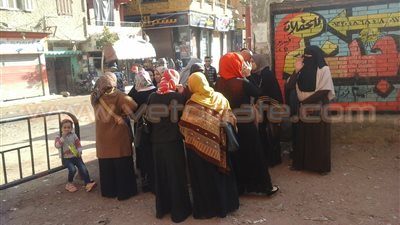 بالصور.. السيدات يتصدرن المشهد الانتخابي بدائرة الخصوص