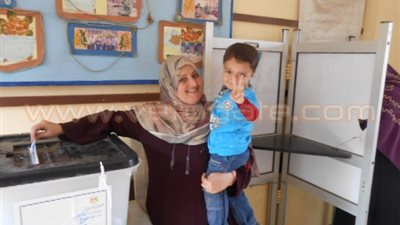 بالصور.. إقبال ملحوظ من النساء على اللجان الانتخابية بطوخ