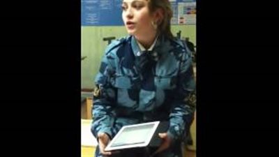 بالفيديو.. فتاة في الجيش الروسى تبهر الجميع بغنائها