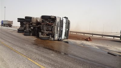 انقلاب سيارة محملة بالزيوت بالطريق الدولي في 