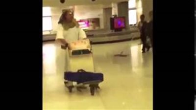 بالفيديو.. مصري يرتدي ملابس فرعونية لحظة وصولة مطار الكويت