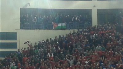 «ألتراس أهلاوي» يرفع أعلام فلسطين في مدرجات ستاد القاهرة (صور)